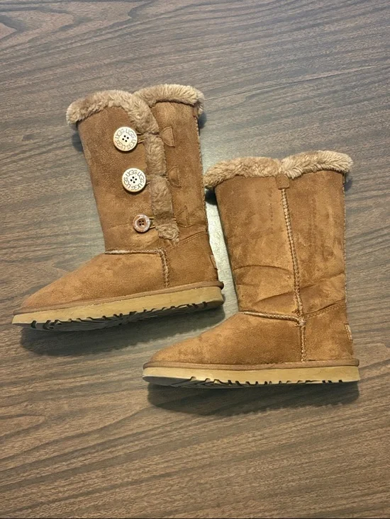 UGG Size 7 Australia Bailey Button Triplet Boots Chestnut Suede Sheepskin - Picture 5 of 7